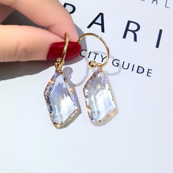๐ Transparent Crystals Drop Earrings - Picture 3 of 4